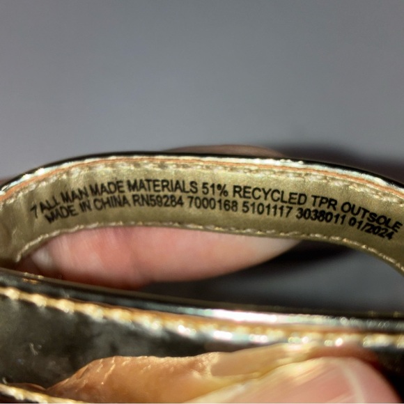 The Childrens Place Girls Gold Strappy Sandals Glitter Straps Size 7 - Picture 5 of 6